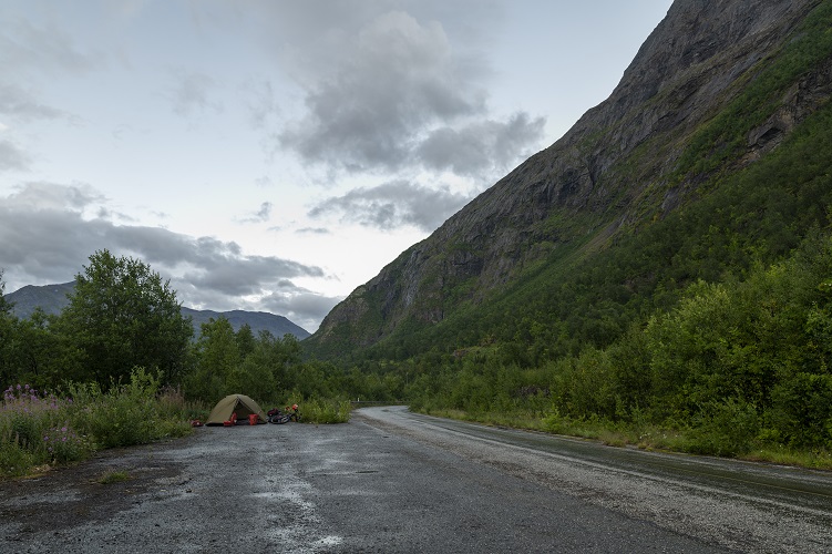 Hébergement en bord de route sur la route de Nordkapp. Cyclisme jusqu'à Nordkapp