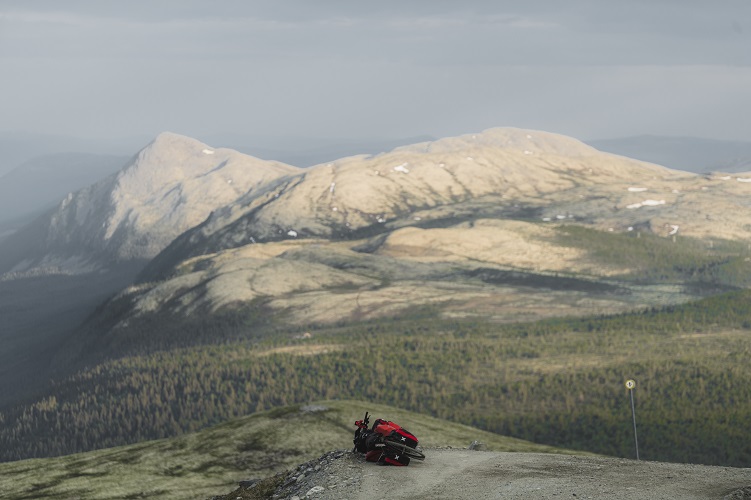 Norwegia a na pierwszym planie zestaw wyprawowy z przyczepką Extrawheel