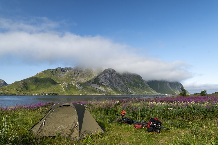 Hébergement sous tente sur la route de Nordkapp.