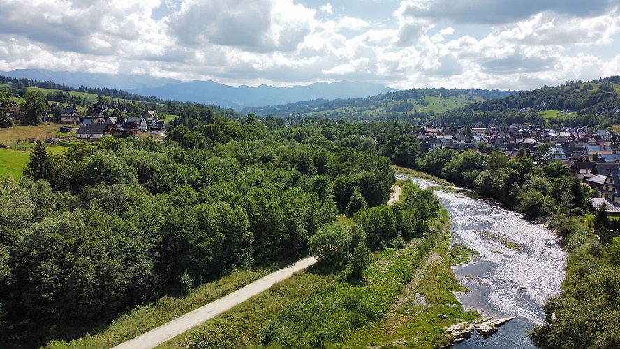 Velo Dunajec : la rivière Dunajec et la vue sur les Tatras.